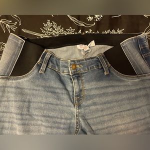 Maternity jeans under belly